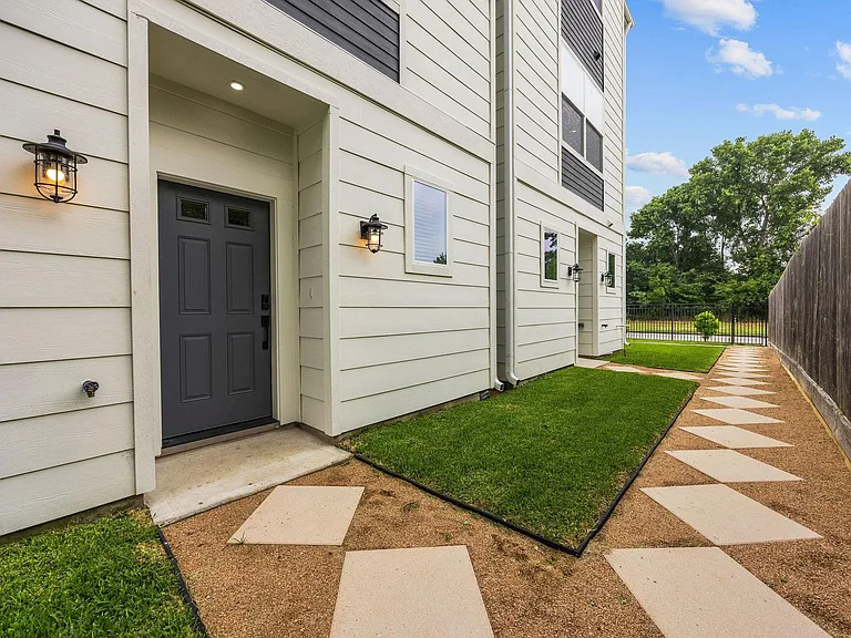1648 W Tidwell Rd — Photo 4