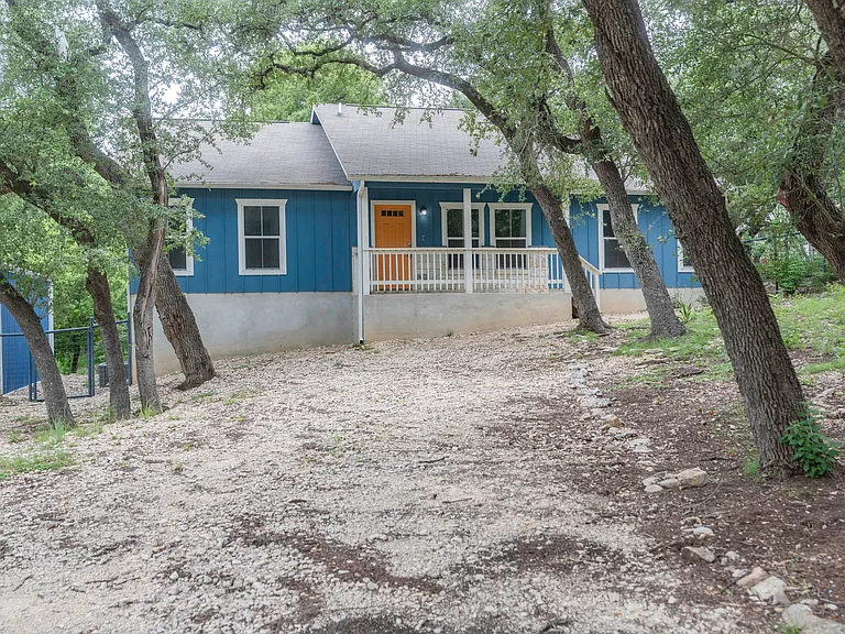 1015 Twin Deer Ln — Photo 1