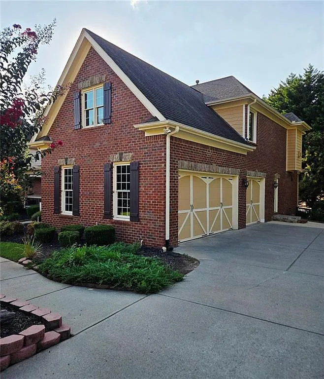 6 bed, 5.0 bath, 5585 sqft, $4,600 — Photo 2