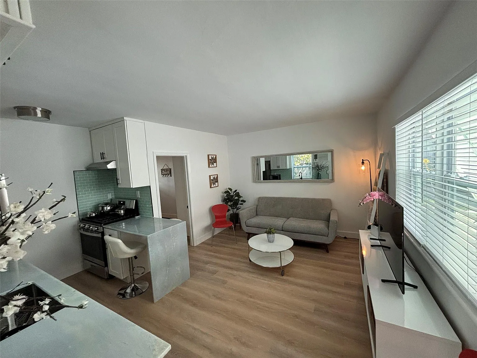 1 bed, 1.0 bath, 700 sqft, $2,195 — Photo 2