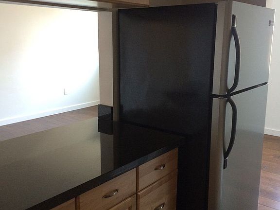 4th image of 412 Bellevue Ave E