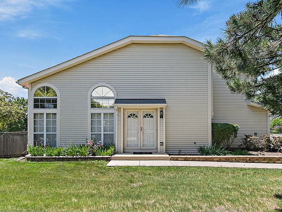 3rd image of 621 Newbury Ln