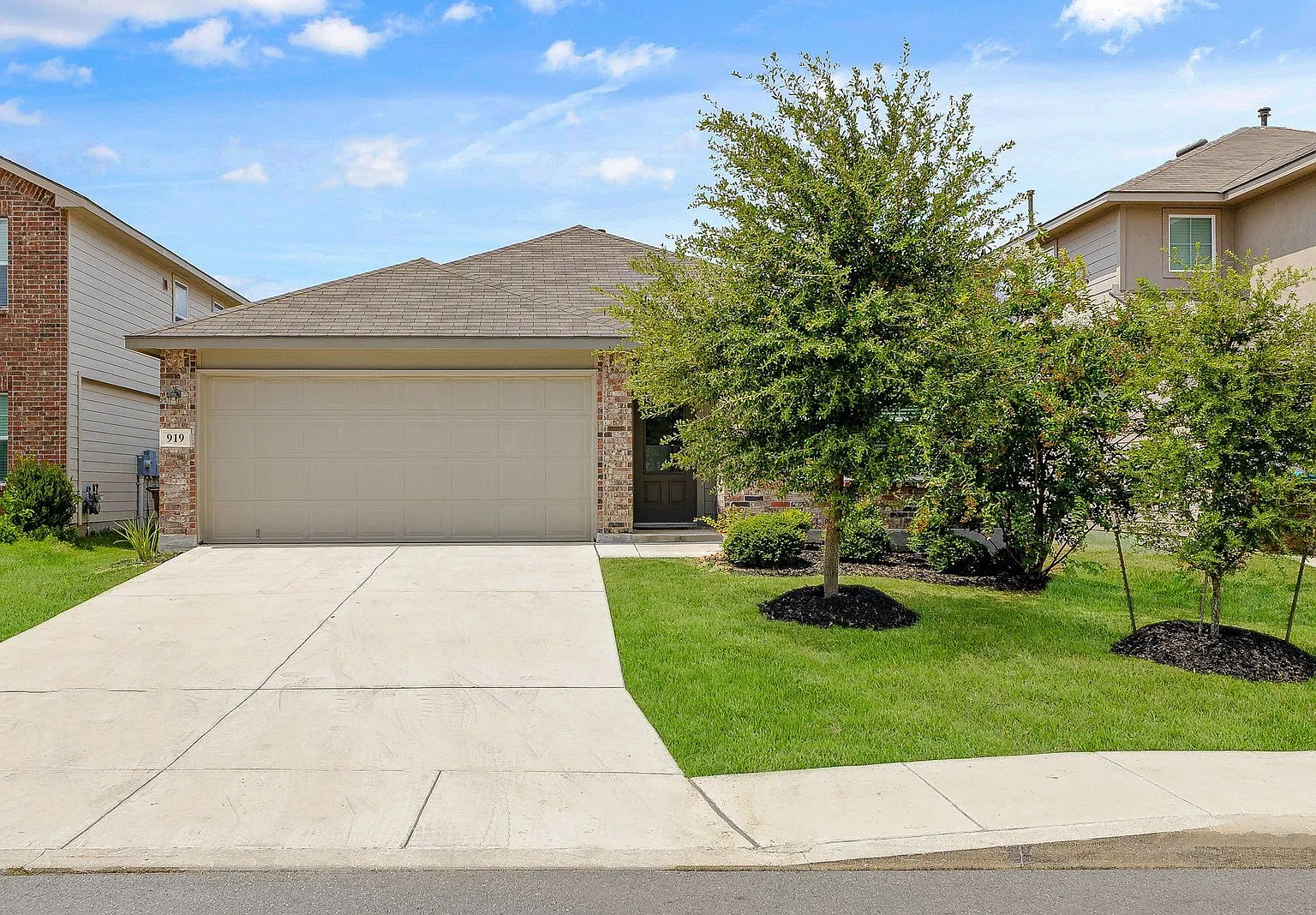 4 bed, 2.0 bath, 1703 sqft, $1,900 — Photo 1
