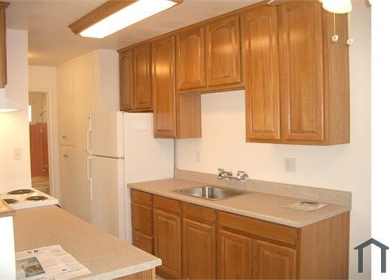 3rd image of 1107 Roewill Dr #6
