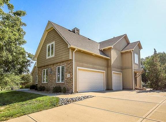 3rd image of 315 NW Rockwood Ct