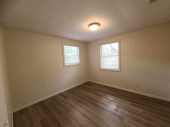 3rd image of 553 Brookview Dr N