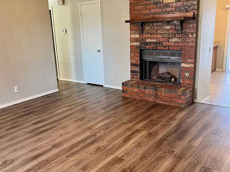 414 E Waco Pl — Photo 8