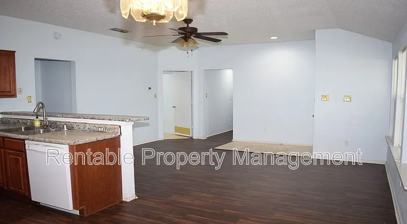 3 bed, 2.0 bath, 1205 sqft, $1,800 — Photo 4