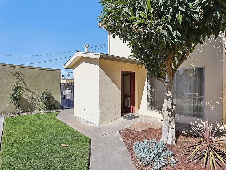 Anaheim Place — Photo 56