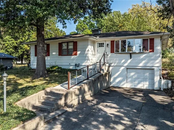 2001 Sun Valley Rd, Saint Joseph, MO 64507