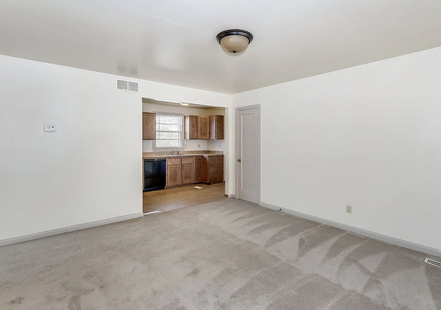 Charming 2 Bedroom with Attached Garage! — Photo 3
