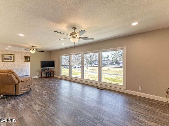5th image of 140 Riley Dr