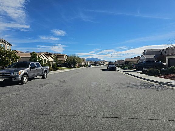 4th image of 1139 Poinsettia Cir