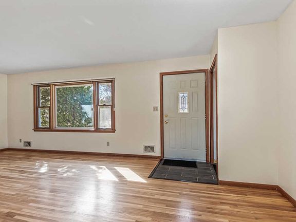 5th image of 261 Gresham Ave N