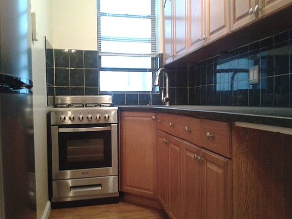 4th image of 2424 43rd St #2