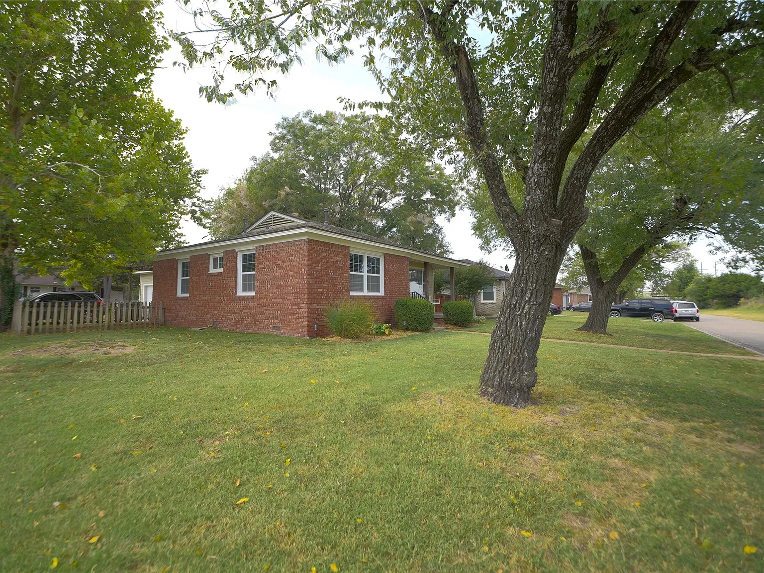 3 bed, 1.0 bath, 1170 sqft, $1,350 — Photo 2