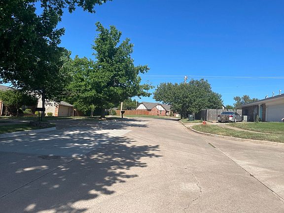 4th image of 521 Leaning Elm Dr