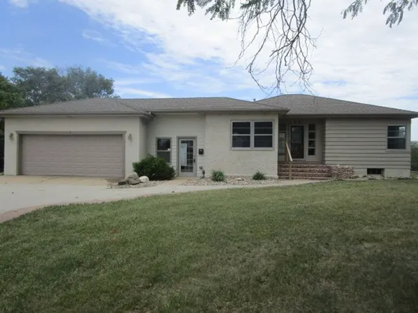 610 Maple St, Yankton, SD 57078