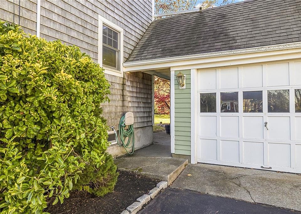 29 Willow Ave Middletown RI Zillow