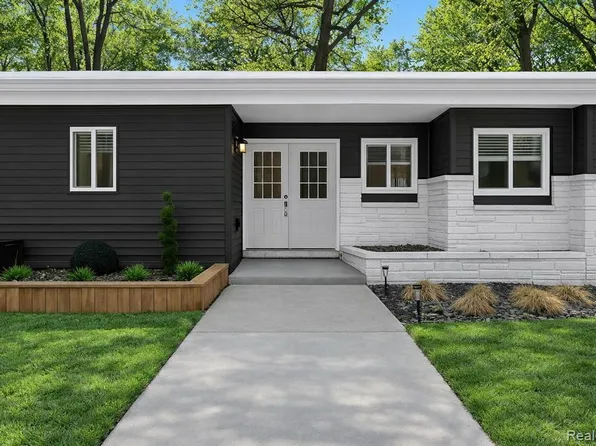 2566 Harrington Rd, Rochester Hills, MI 48307