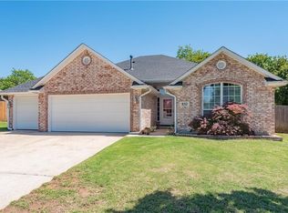 832 Hunters Run, Midwest City, OK 73130