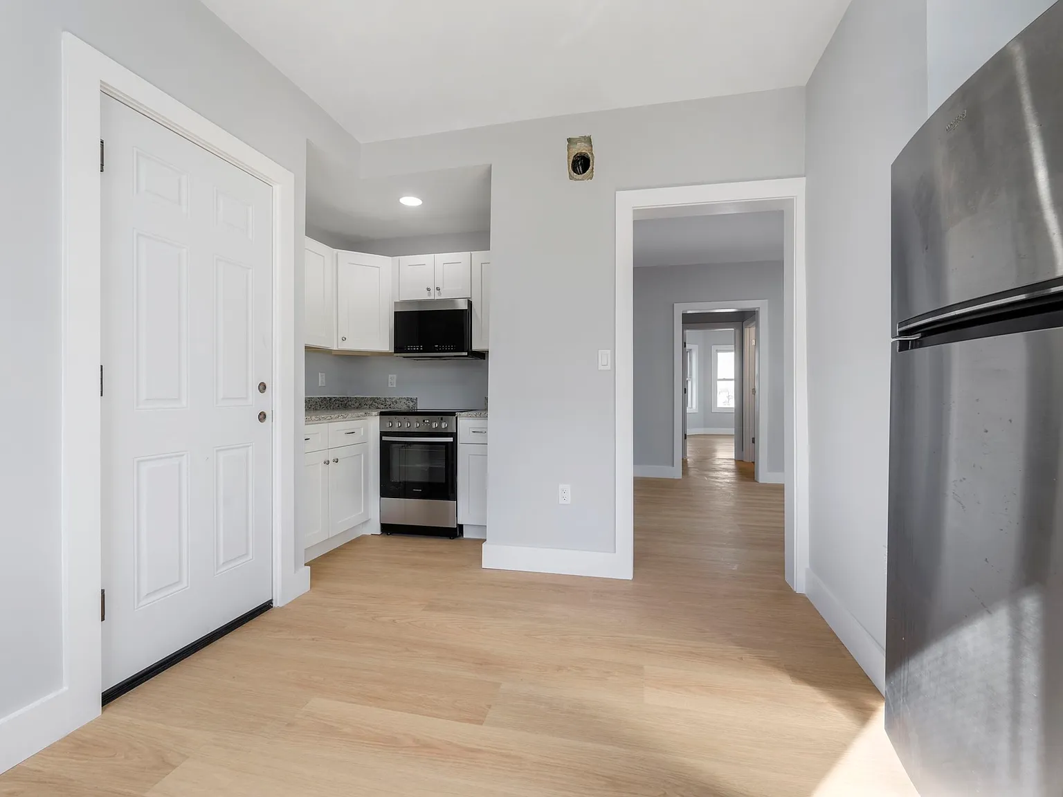 3 bed, 900 sqft, $3,100 — Photo 3