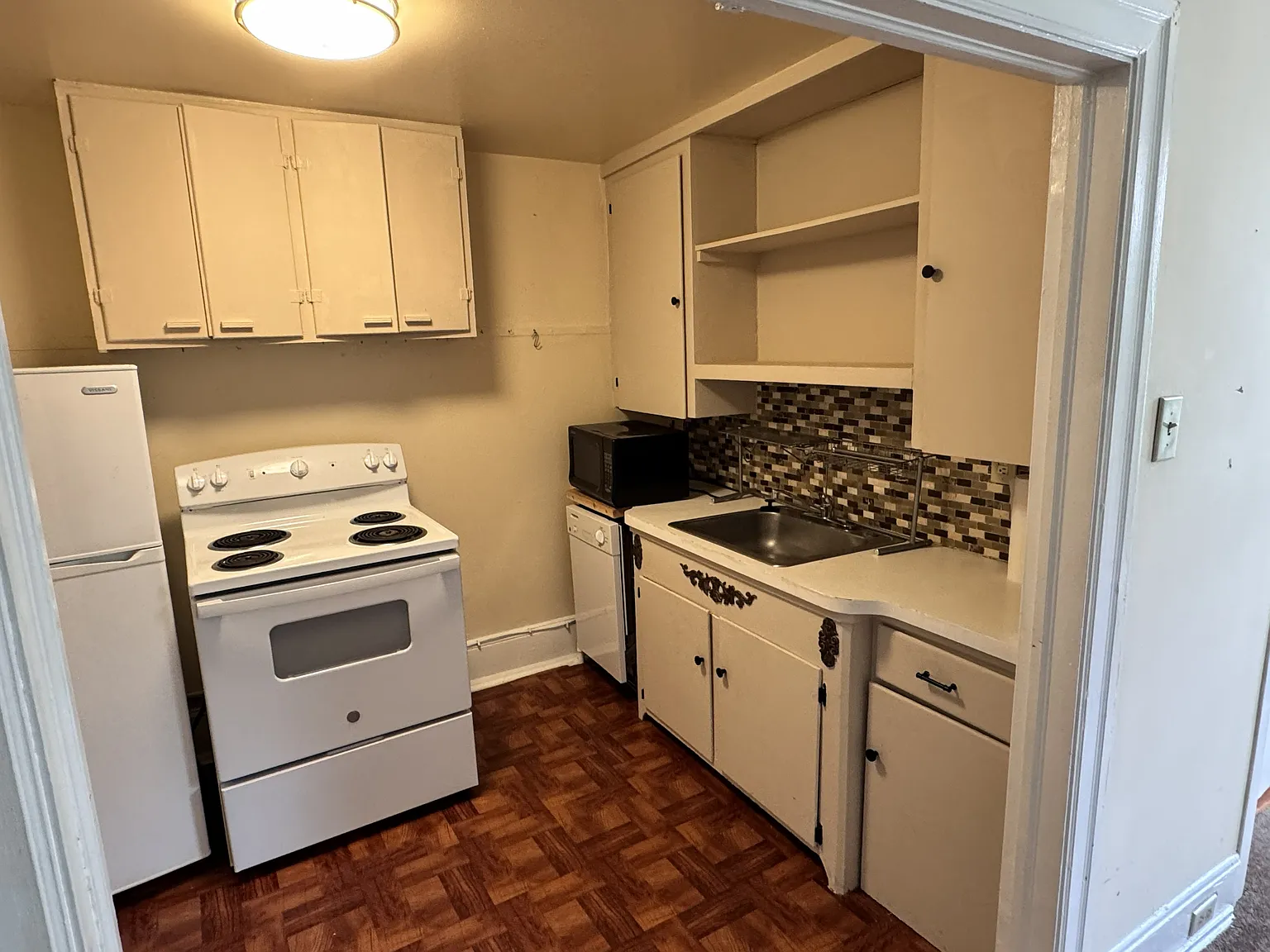 1 bed, 900 sqft, $1,300 — Photo 3