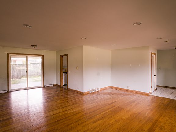 4th image of 414 Brook Ln