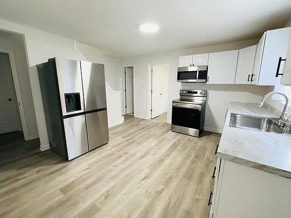 Kitchen (all new energy efficient LG appliances)