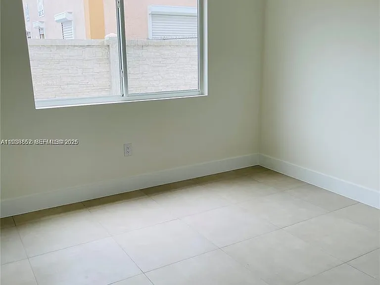 310 E 7th St #203 — Photo 7