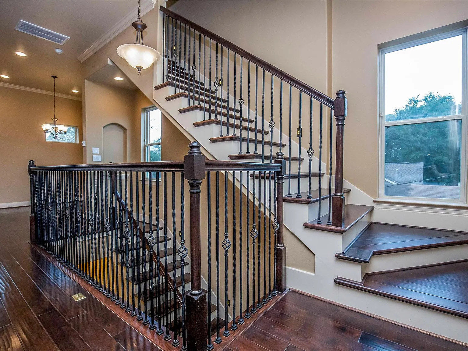 3 bed, 3.5 bath, 2158 sqft, $2,400 — Photo 4