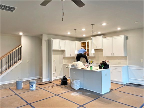 4th image of 401 Rockfern Ct