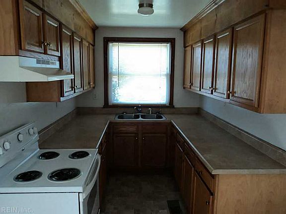 4th image of 3203 Scott St