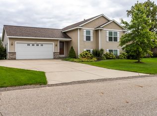 7462 Brown Fox St, Zeeland, MI 49464