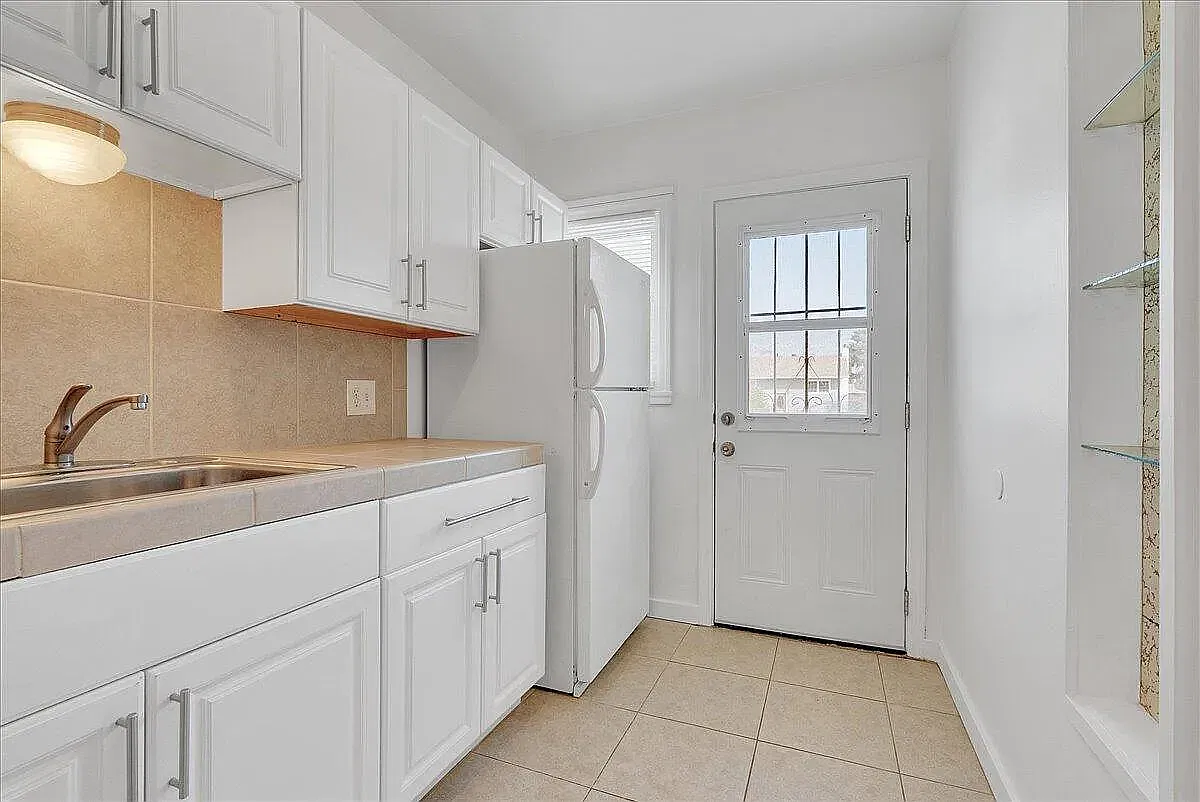 1633 S Chinowth St — Photo 4