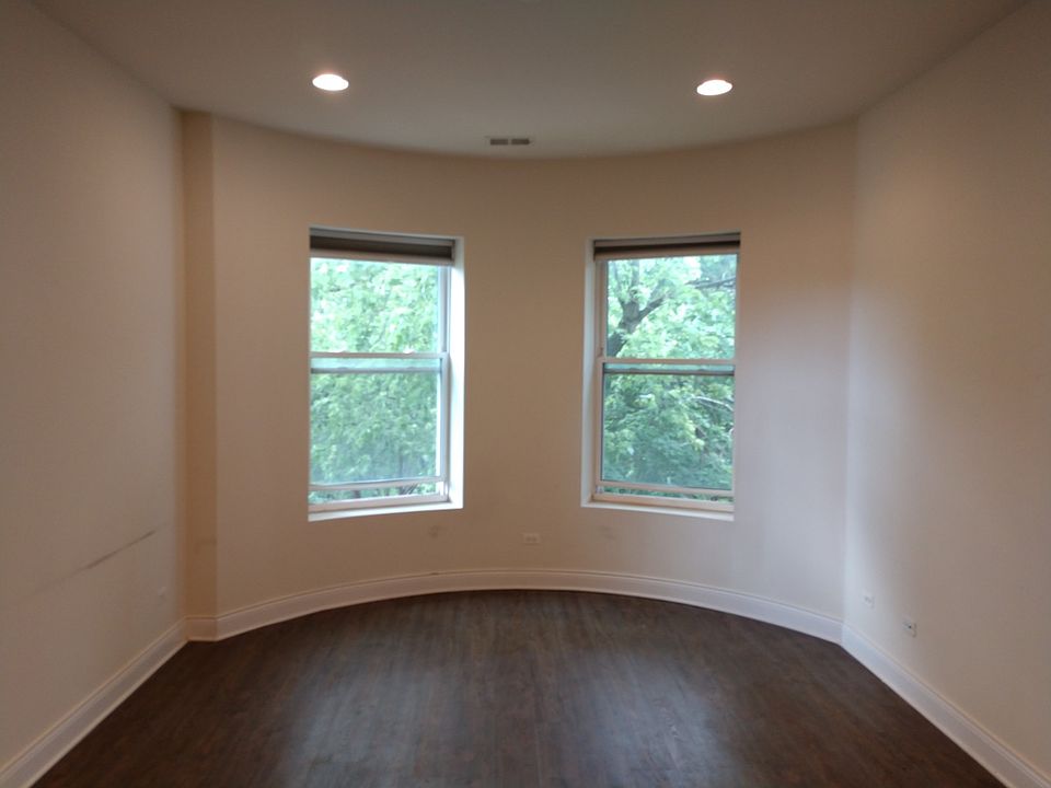 1st image of 4743 N Beacon St APT 3N