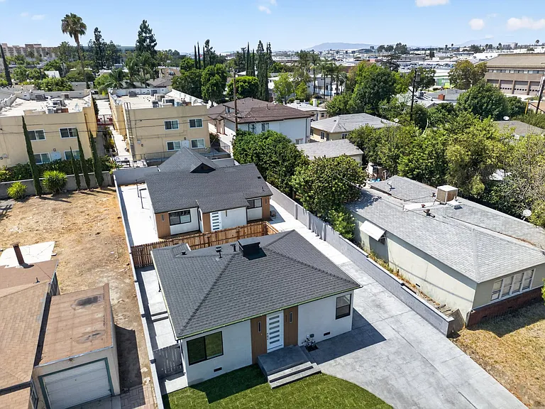 2325 N Naomi St — Photo 2