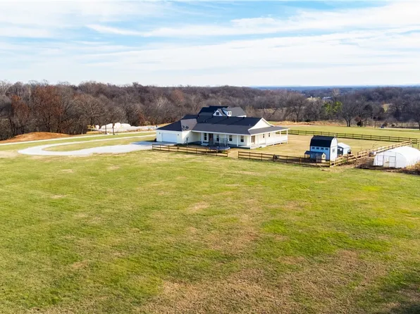 456 NW Cowan Ave, Gentry, AR 72734