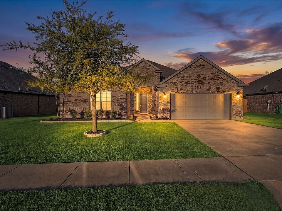 1st image of 628 Waterford Way