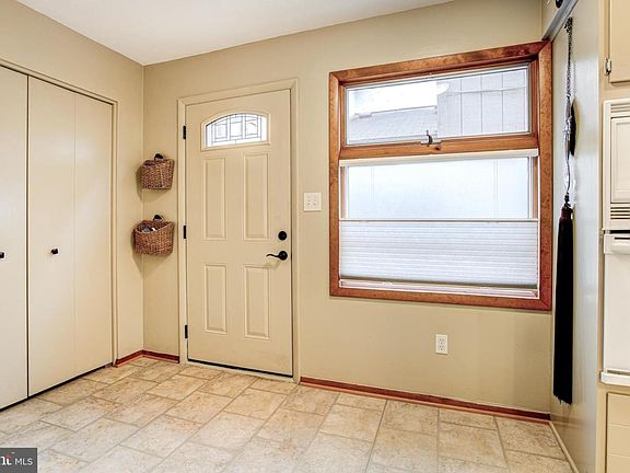 3rd image of 826 W Aaron Dr