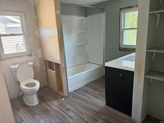 4th image of 1906 Roys Ave