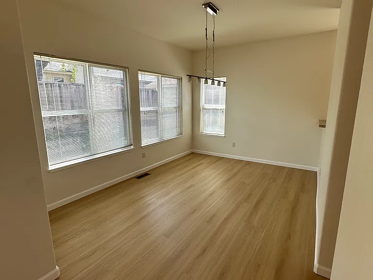 472 Bryan Ave — Photo 8