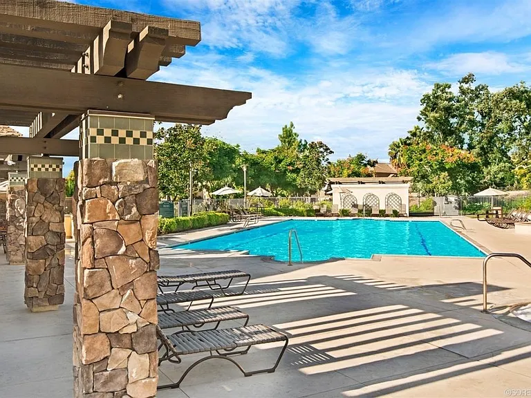 1425 Normandy Dr — Photo 14