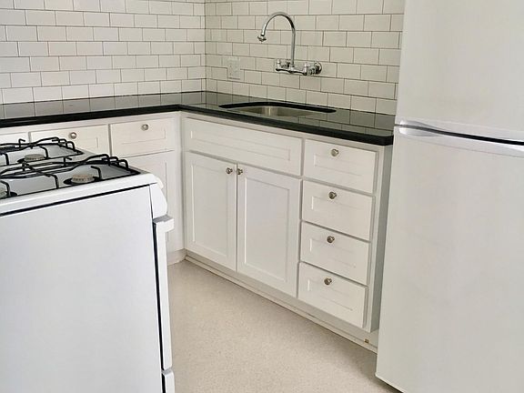 2nd image of 121 S Rexford Dr APT 6
