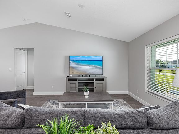 3rd image of 2213 SW Salmon Road