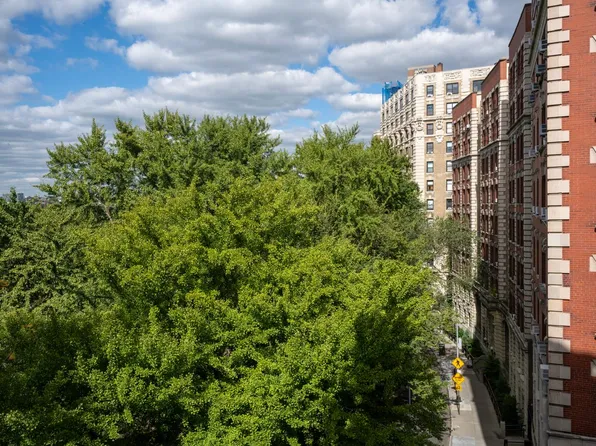 194 Riverside Drive image 17 of 26