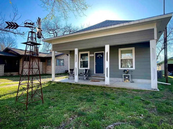 1327 N 2nd St, Arkansas City, KS 67005