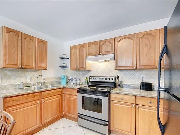 4th image of 210 SE 4th Ave APT 2