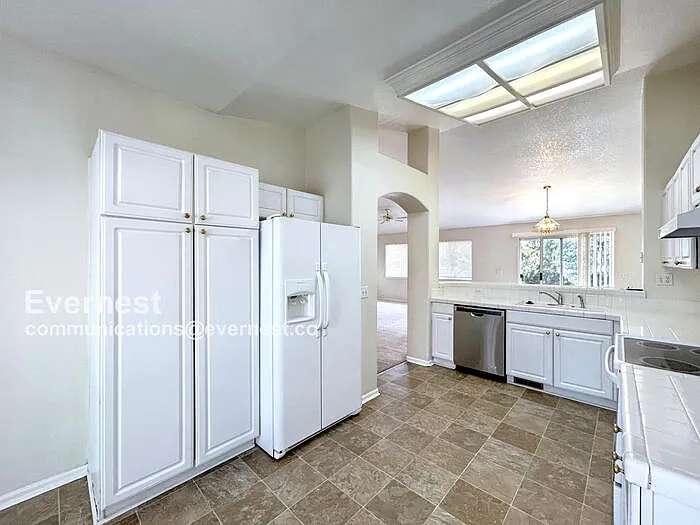 3 bed, 2.0 bath, 2680 sqft, $2,147 — Photo 3