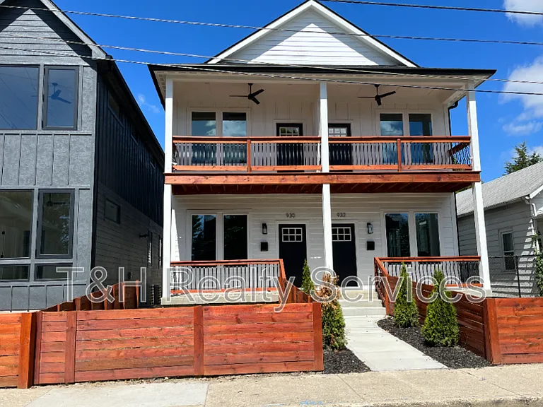 930 Woodlawn Ave — Photo 1